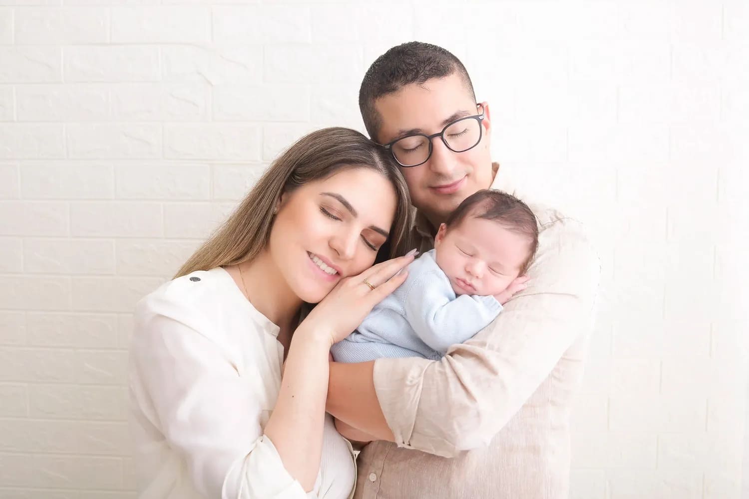Família em ensaio fotográfico no estúdio Dos Anjos Fotografia